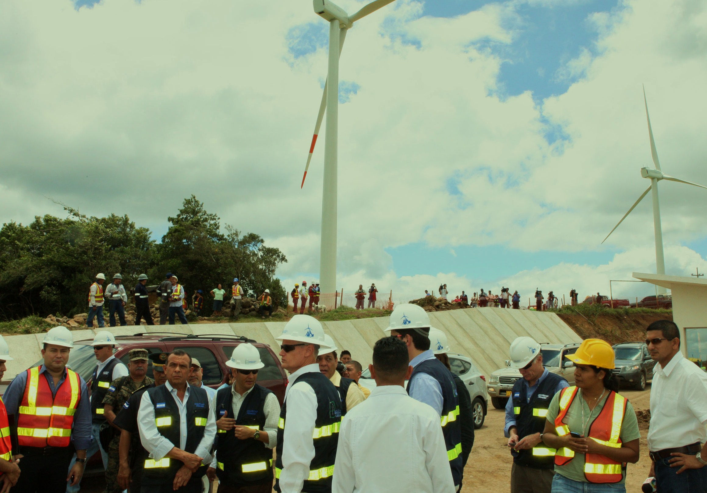 Honduras acomete tres proyectos de energía eólica con 120 MW