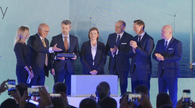 SM el Rey Federico X de Dinamarca asiste a la ceremonia de colocación de la primera piedra de una fábrica de turbinas eólicas en Polonia