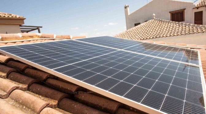 Los autoconsumos de fotovoltaica (PV) conectados a la red de Endesa crecen un 34% en 2024 con 85.000 nuevos suministros
